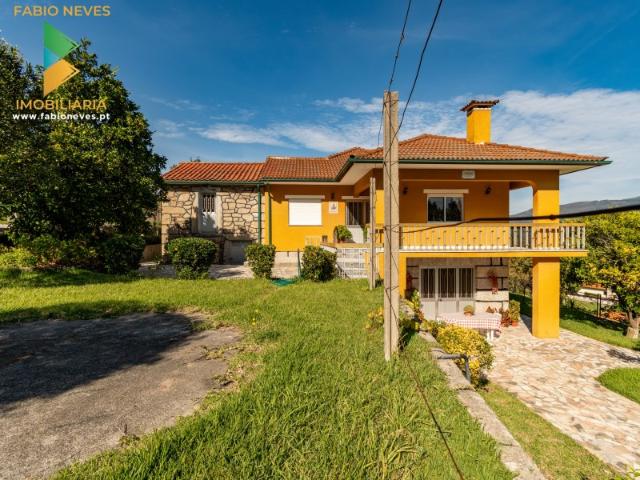 Moradia T4, Garagem, Água Própria, Anexos e Terreno com Mais de 2.500 m²