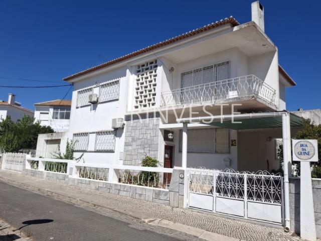 Moradia T4 | Garagem e logradouro | Zona central de Beja