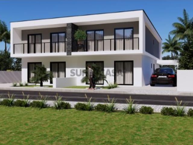 Moradia T4 Geminada com 3 Suites e Jardim com Piscina em Fernão Ferro