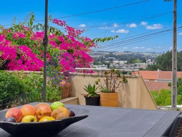 Moradia T4 geminada com Terraço, Jardim e Vistas Desafogadas. 196m² Águas Santas e Moure