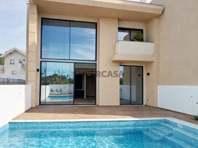 Moradia T4 geminada com jardim e piscina