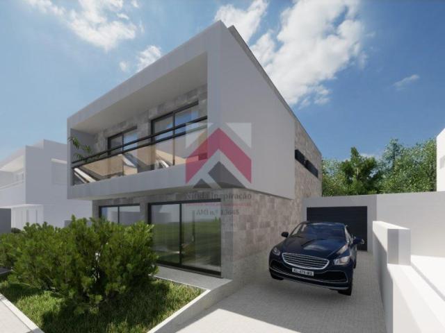 Moradia T4 geminada pela garagem à venda em Esgueira 200m² Esgueira