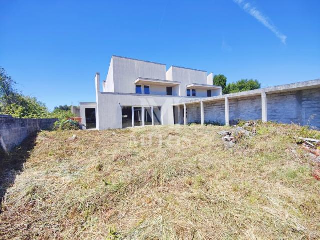 Moradia T4 inacabada para venda em Afife Viana do Castelo