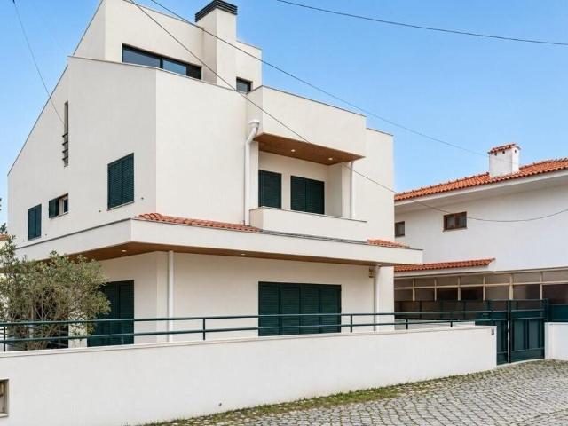 Moradia T4 independente á venda em Mafamude Vila Nova de G. 350m² Mafamude