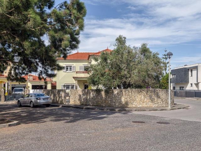 Moradia T4 Independente com Jardim A 12 min a pé da Praia. 144m² Carvoeira e Carmões