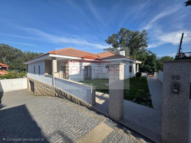 Moradia T4 independente com jardim e garagem