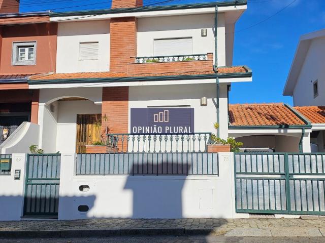 Moradia T4 Independente com Jardim e Garagem em Perosinho