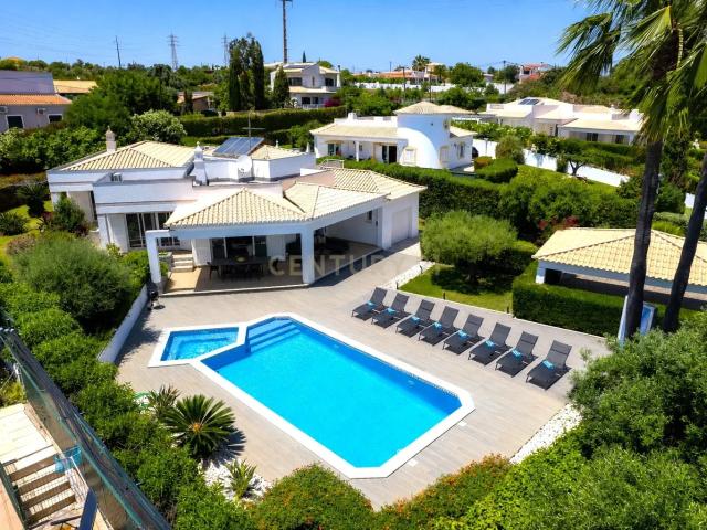 Moradia T4 independente com piscina em Albufeira
