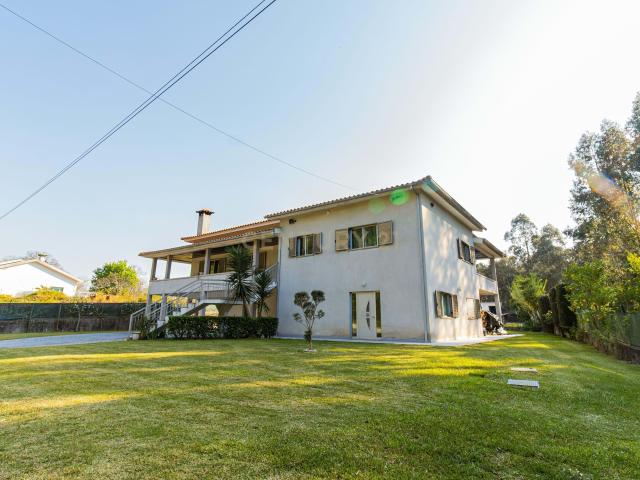 Moradia T4 Independente com Piscina, em Fiscal Amares