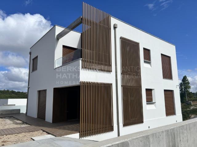 Moradia T4 independente de arquitetura contemporânea, A 30 m. 192m² Santa Maria, São Pedro e Matacães