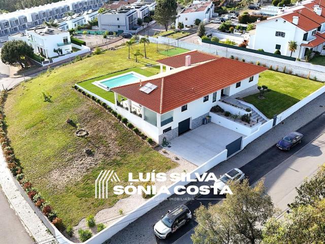 Moradia T4 Individual 2024 com 3.150m2 de Terreno – Piscina, Campo de Futebol e Vista de Pôr do Sol