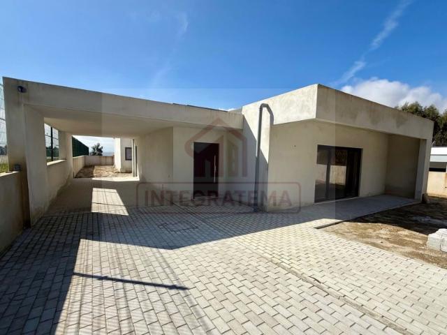 Moradia T4 individual com espaço de jardim