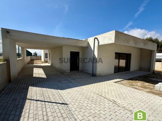 Moradia T4 individual com espaço de jardim Rio Maior