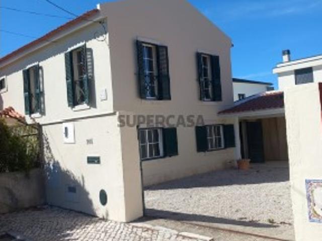 Moradia T4 inserida num lote de 1.262 m², com uma área bruta de construção de 364 m² para renovar