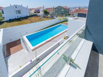 Moradia T4 inserida em Condomínio fechado com piscina e giná. 159m² Loures