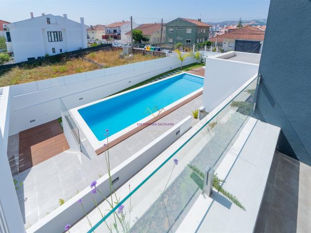 Moradia T4 inserida em Condomínio fechado com piscina e giná. 159m² Loures