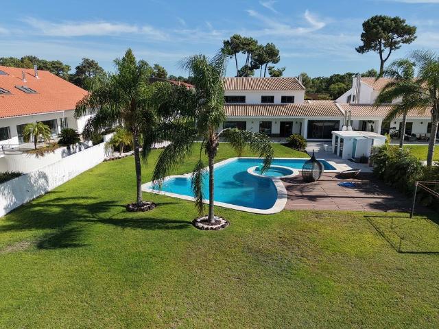 Moradia T4 inserida em generoso lote com piscina e 4 suites. 268m² Corroios