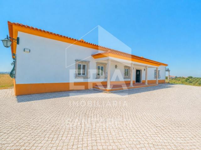 Moradia T4 inserida em propriedade com 9.680 m²