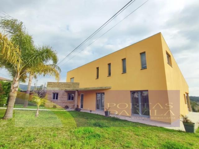 Moradia T4 inserido em lote com 1500 m², Barcelos