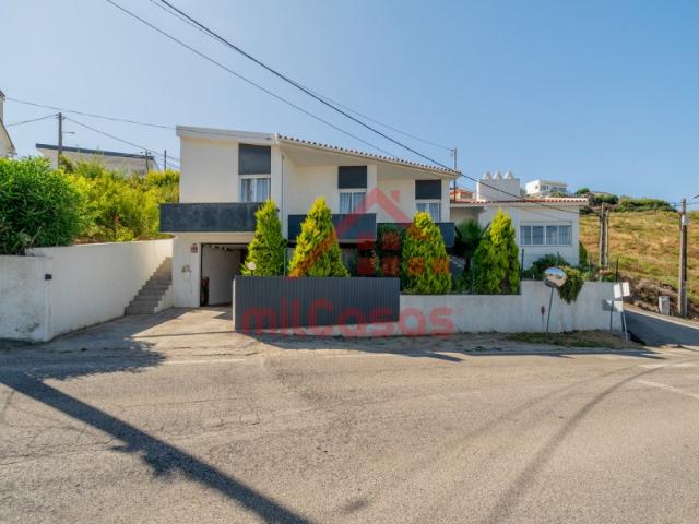 MORADIA T4 ISOLADA com Garagem e Jardim! Junto à cidade! Possibilidade de PERMUTA!