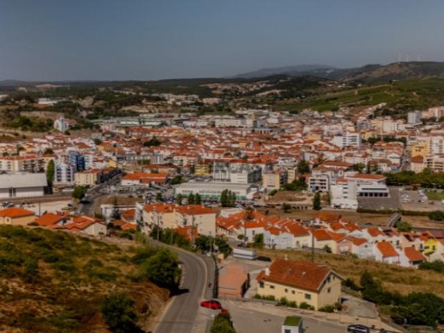 MORADIA T4 ISOLADA com Garagem e Jardim! Junto à cidade! Possibilidade de PERMUTA!