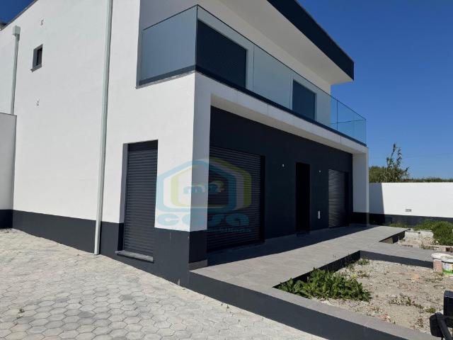 Moradia T4 isolada, com garagem e quintal a 10 minutos da Lo. 218m² Santa Bárbara