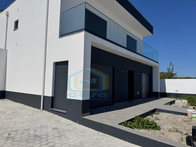 Moradia T4 isolada, com garagem e quintal a 10 minutos da Lourinhã