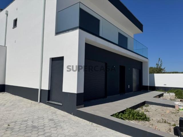 Moradia T4 isolada, com garagem e quintal a 10 minutos da Lourinhã