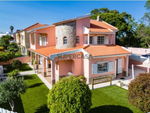 Moradia T4 isolada com jardim e garagem em Vale Flores | Almada