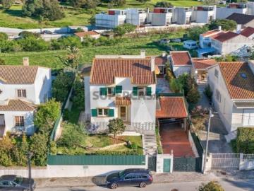 Moradia T4 isolada com piscina