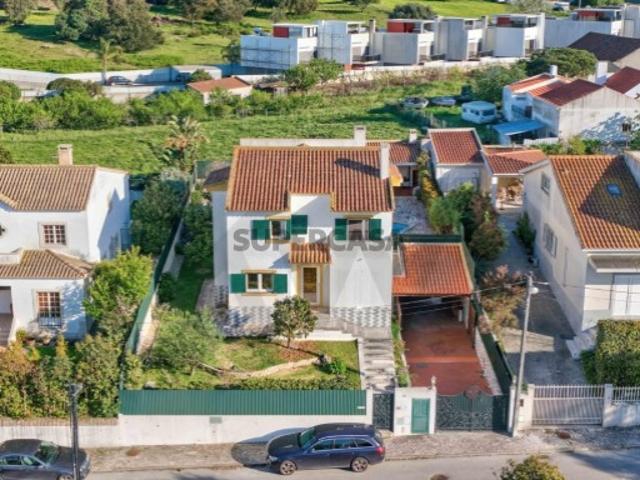 Moradia T4 isolada com piscina