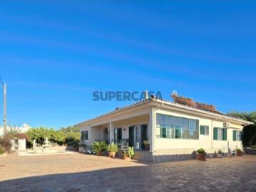 Detached 4 bedroom villa with pool and outdoor space, just 10 minutes from Tavira