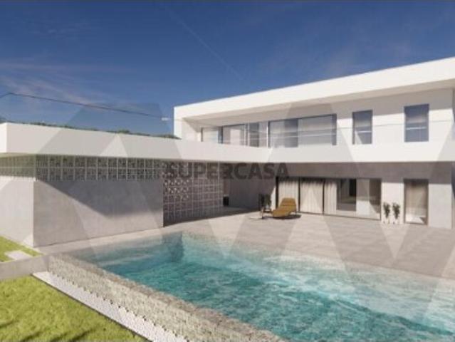 Moradia T4 isolada com piscina em construção Alfeizerão