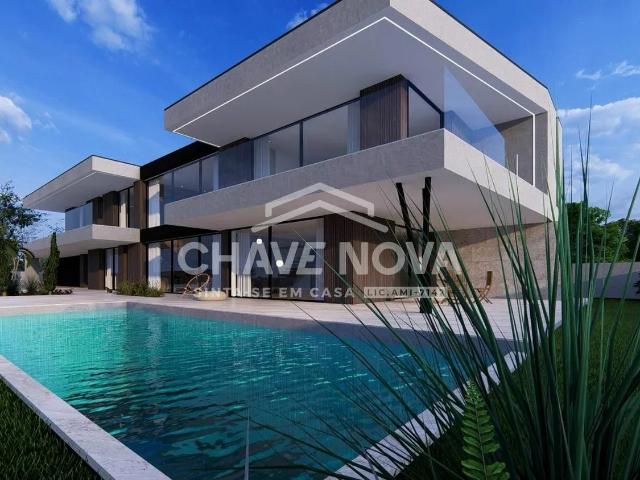 Moradia T4 Isolada com piscina em Santa Maria da Feira