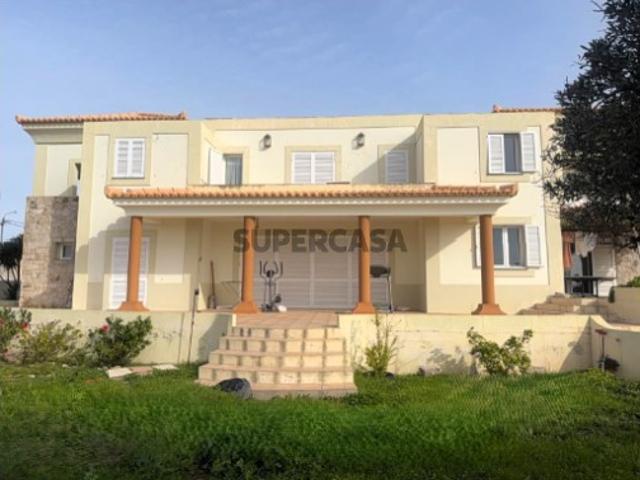 Moradia T4 Isolada com Terreno Amplo em Porto Santo