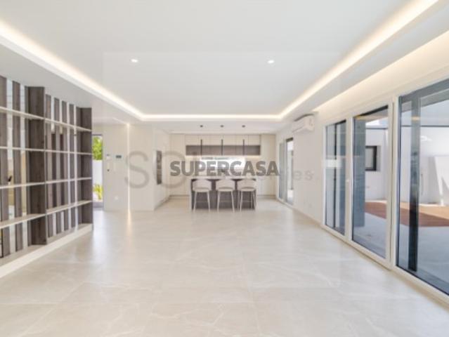 Moradia T4 Isolada Aroeira Piscina e Garagem Lote de 380 m2