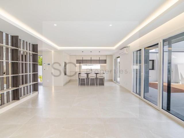 Moradia T4 Isolada Aroeira Piscina e Garagem Lote de 380 m2 190m² Charneca De Caparica