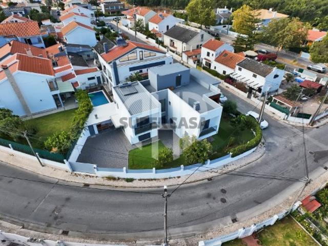 Moradia T4 Isolada de Arquitetura Contemporânea | Charneca da Caparica
