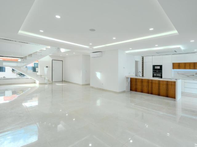 Moradia T4, isolada de design moderno, com piscina, lounge e. 185m² Corroios