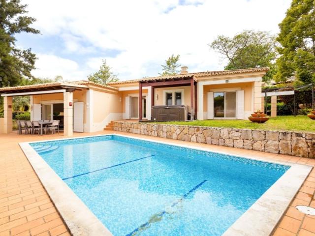Moradia T4 isolada e térrea na primeira linha de golfe com piscina privada