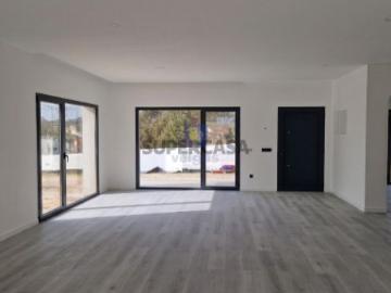 Moradia T4 isolada em construção, de arquitetura contemporânea sita em Ansião
