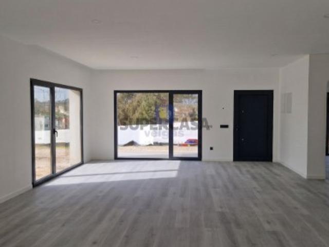Moradia T4 isolada em construção, de arquitetura contemporânea sita em Ansião