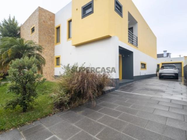Moradia T4 isolada, estilo contemporâneo com piscina, num lote de 502m2