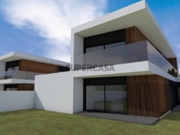 Moradia T4 Isolada junto á Escola C+S de São Bernardo!