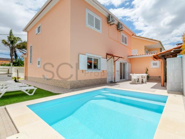 Moradia T4 Isolada Piscina Aroeira 170m² Charneca De Caparica