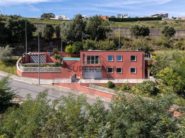 Moradia T4 localizada em Oliveira do Douro