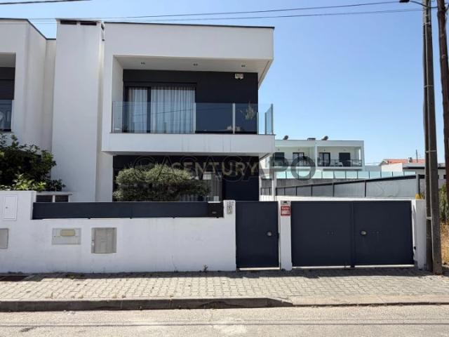 Moradia T4 para alugar no Seixal
