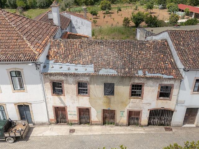 Moradia T4 para reabilitar à venda em Vila Nova do Ceira Góis