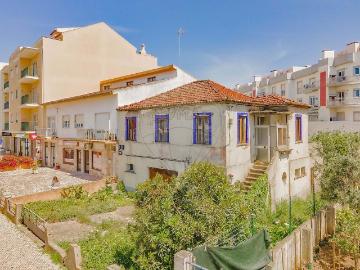 Moradia T4 para recuperar, com anexos, adega e logradouro, e. 219m² da Lourinhã e Atalaia