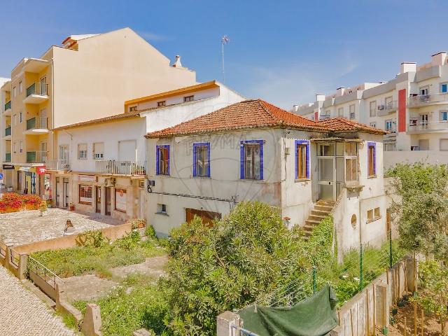 Moradia T4 para recuperar, com anexos, adega e logradouro, e. 219m² da Lourinhã e Atalaia